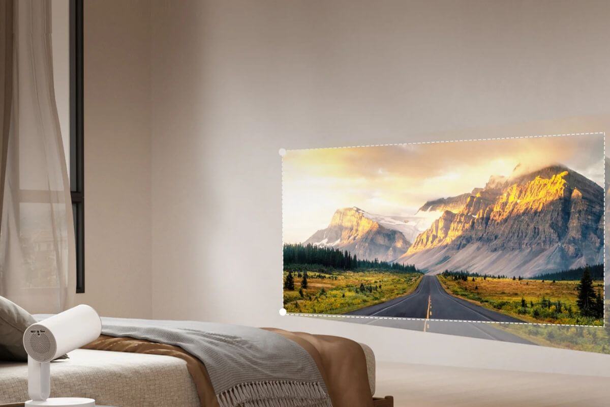 ETOE Starfish Plus Projektor im Test richtet das Bild automatisch an die Wand im richtigen Winkel aus und stellt es durch Autofokus selbst scharf.